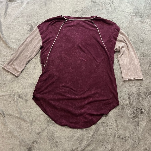 We The Free Medium Women’s Burgundy Henley Baseball Tee with 3/4 Sleeves, Linen - Picture 2 of 5